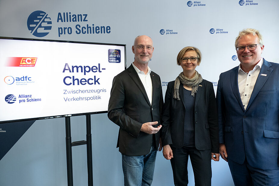 Stefan Heimlich vom ACE, Angela Kohls vom ADFC und Dirk Flege von der Allianz pro Schiene (v.l.).